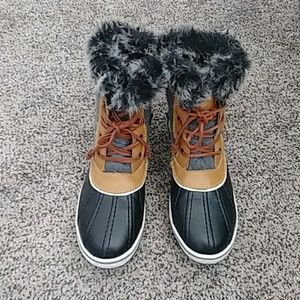 Snow boots